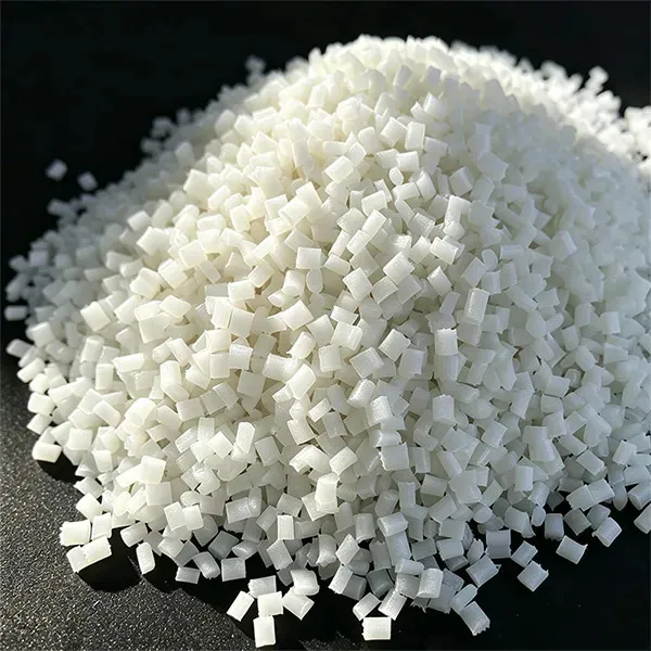 Pelet plastik nilon termodifikasi glass fiber reinforced PA66 diproduksi oleh pabrik Juhai - close-up butiran hitam